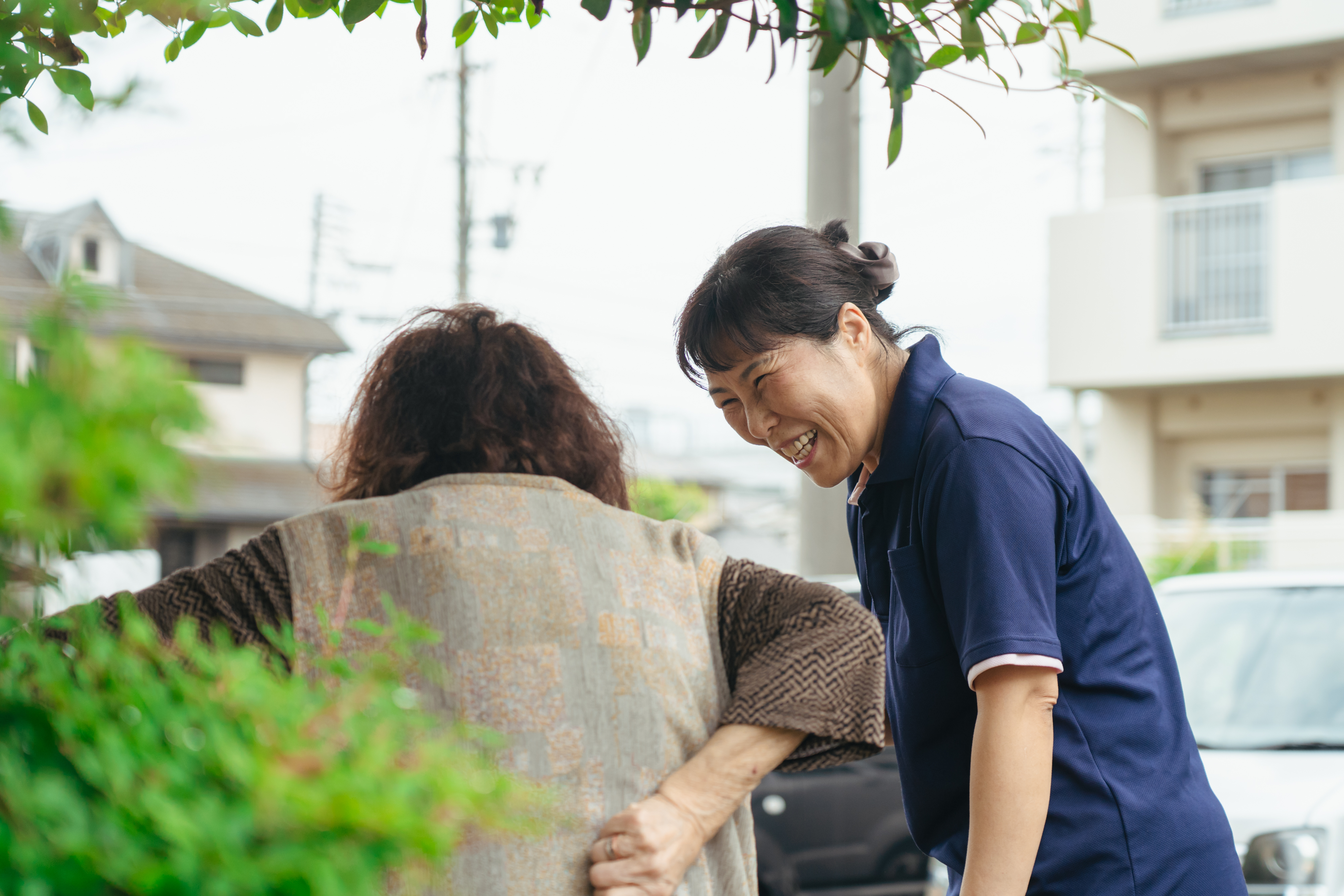 介護スタッフと利用者の温かいコミュニケーション